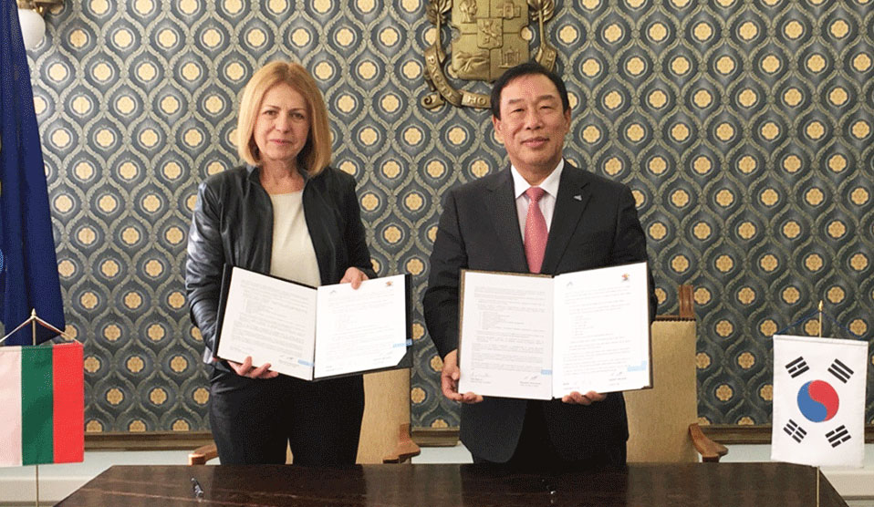 최민호 세종시장과 판다코바 요르단카 불가리아 소피아시장이 9일 우호협력을 위한 협약서에 서명을 했다.  