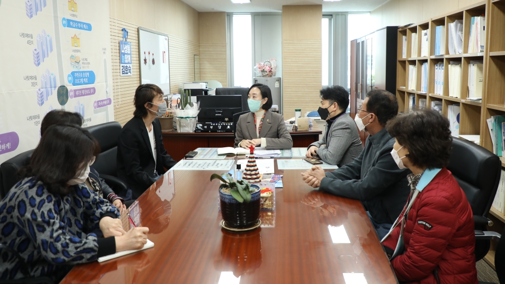 김효숙 세종시의원이 의원실로 찾아온 어반아트리움 수분양자 대표로 부터 진정서를 받고 의견을 듣고 있다.