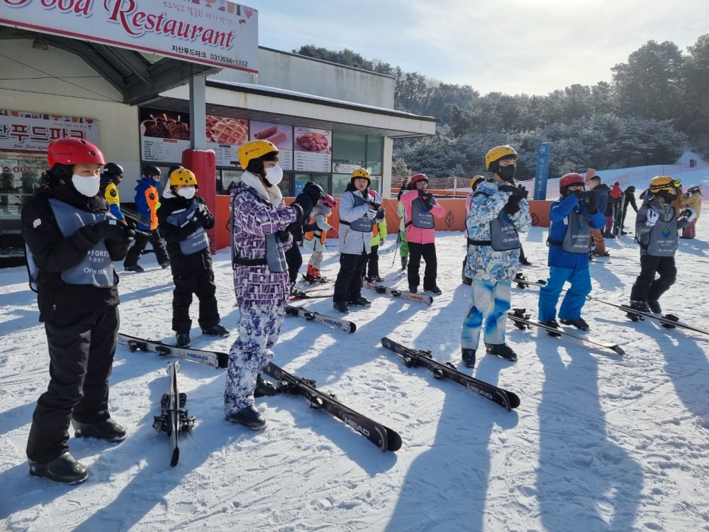 쌍류초등학교 5~6학년 학생들이 경기 이천에 있는 지산리조트에서 스키강습을 받고 있다.