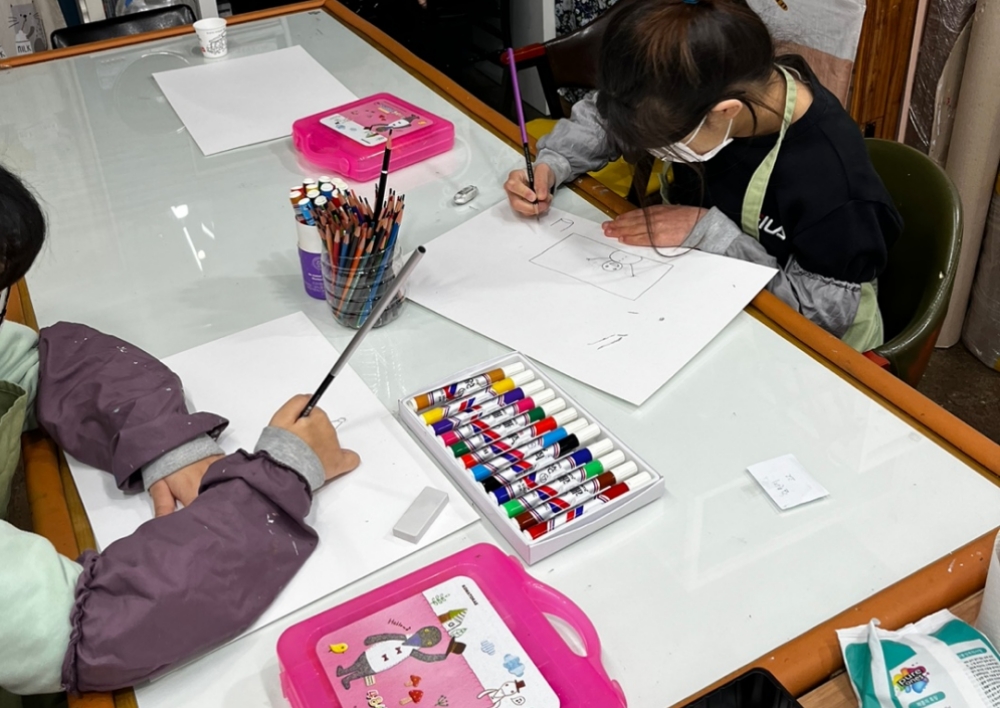 세종시 특수교육지원센터에서 학생들이 미술수업을 받고 있다.