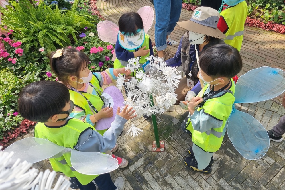 국립세종수목원 특별전시온실에서 유아들이 정원 프로그램에 참여하고 있다.