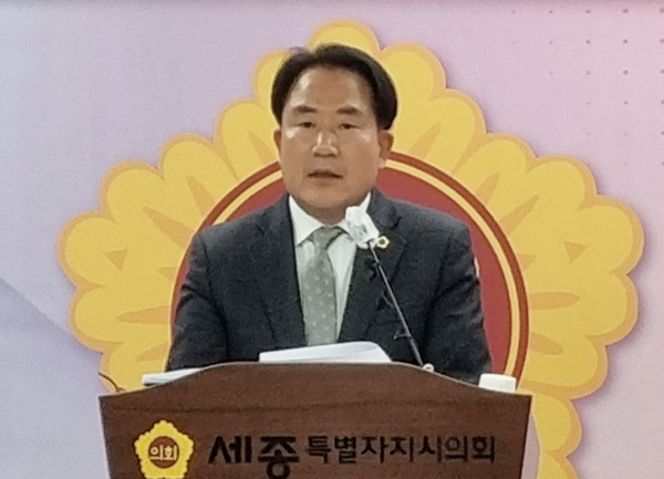 상병헌 세종시의회 의장이 언론브리핑을 하고 있다.