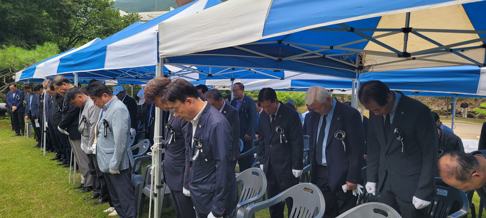 경북 문경지역 기관장과 보훈단체장들이 23일 가네코 후미코 추도식에서 묵념하고 있다.