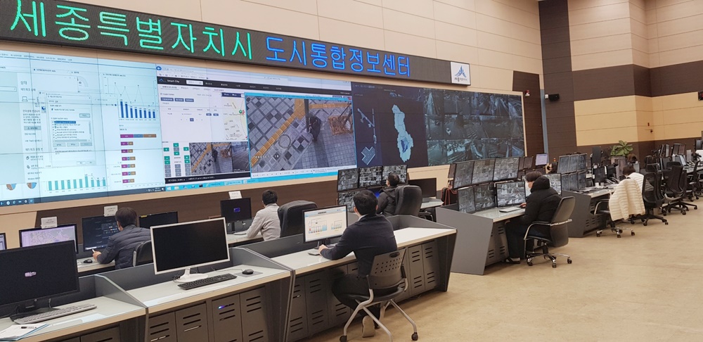 세종시 CCTV 도시통합정보센터에서 관제원들이 실시간 영상 조회를 하고 있다. (사진=세종시)