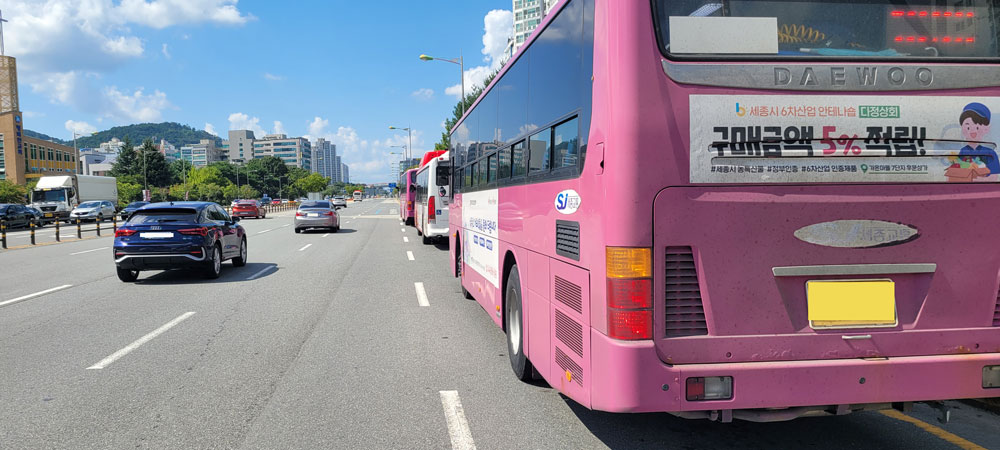 대전 반석동~세종버스터미날 구간을 운행중인 시내버스들이 반석동 대로변에 회차를 위해 정차 대기중이다.
