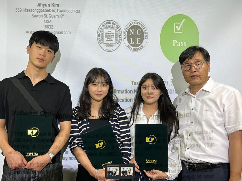 왼쪽부터 김지현, 온지혜, 유다영 학생과 정주현 교수
