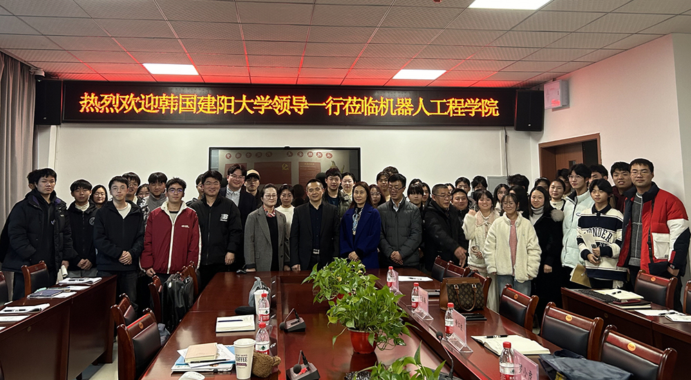 10일 중국 충칭 창쟝사범대학을 방문한 건양대 국제류원 소연 교수와 고동연 직원이 현지 대학 관계자들과 기념사진을 찍는 모습