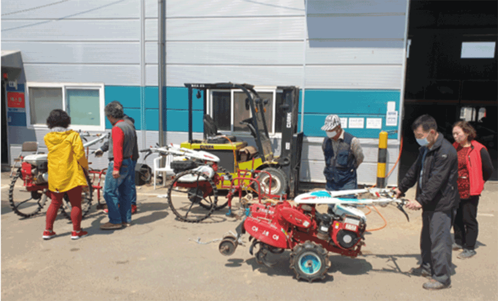 세종지역 농업인들이 세종농업기술센터 농기계임대사업소에서 빌려갈 농기계를 시험해 보고 있다.