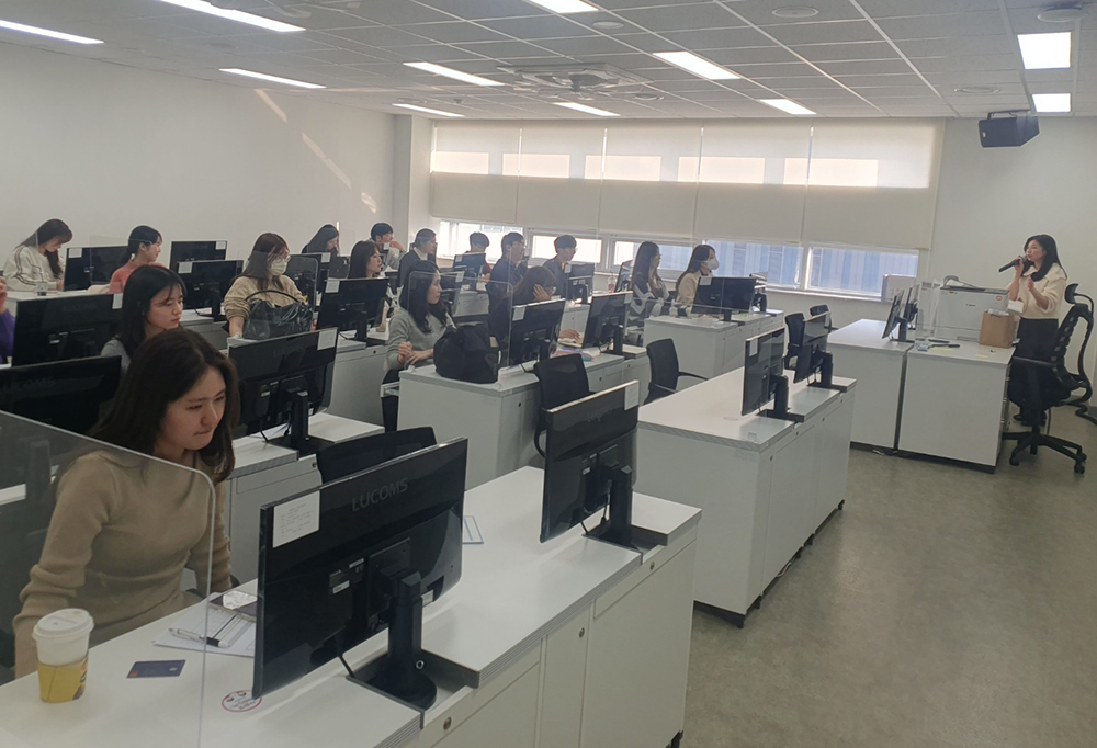 신규 임용 공무원과 복직 공무원들이 세종교육원에서 컴퓨터로 업무 실습을 하고 있다.